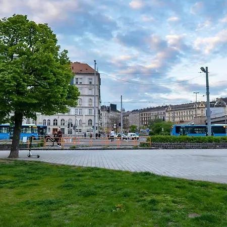 Chic Flat With River View