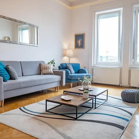 Chic Flat With River View בודפשט